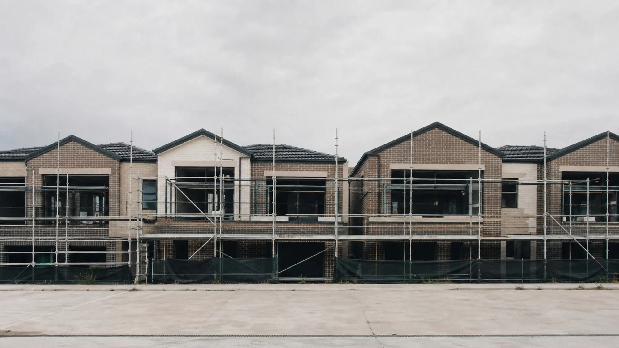 Scaffolding along a townhouse row - multi-unit contract works insurance