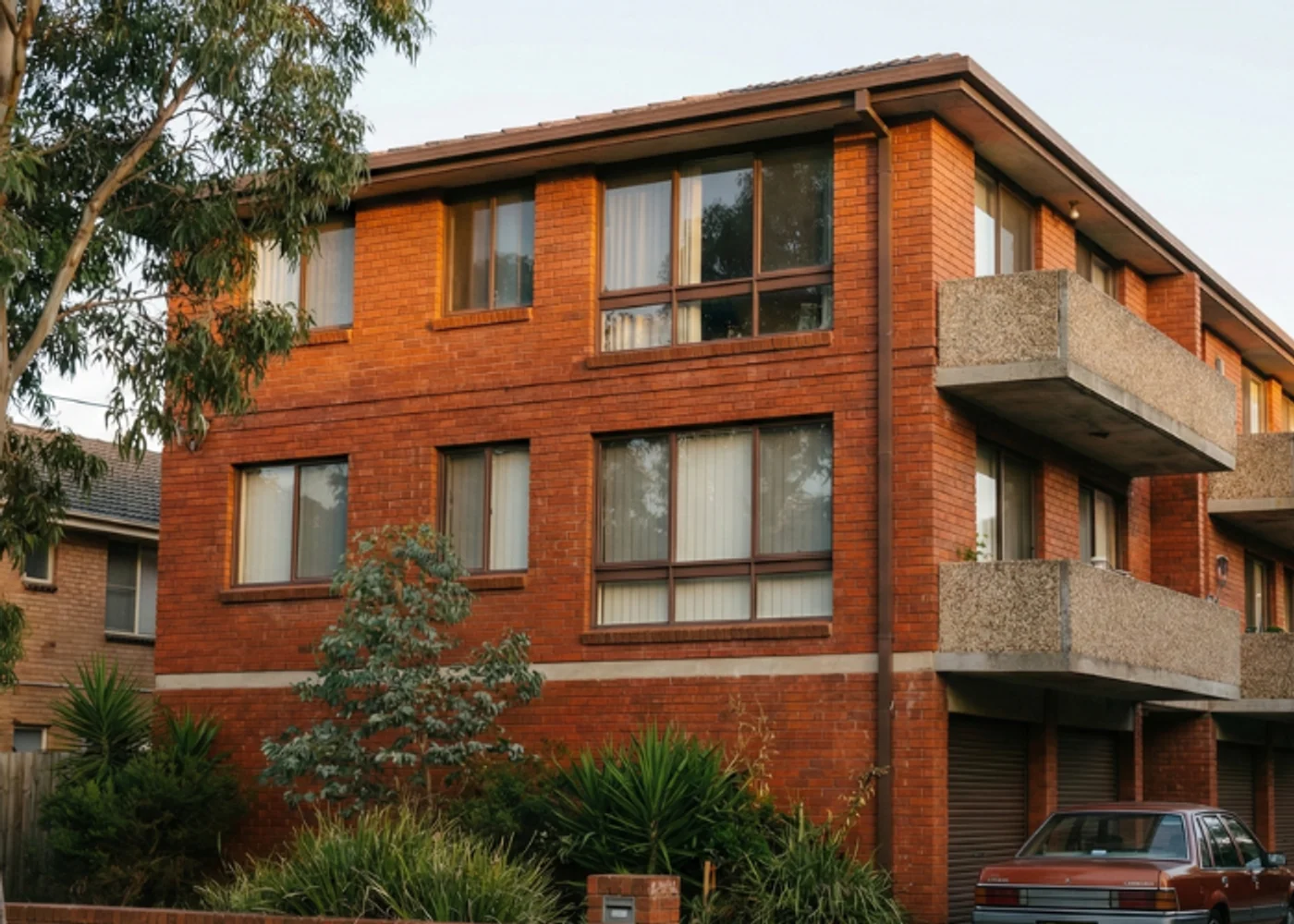 A classic Australian red brick block of units (block of flats), an example of a property requiring single-ownership non-strata insurance.