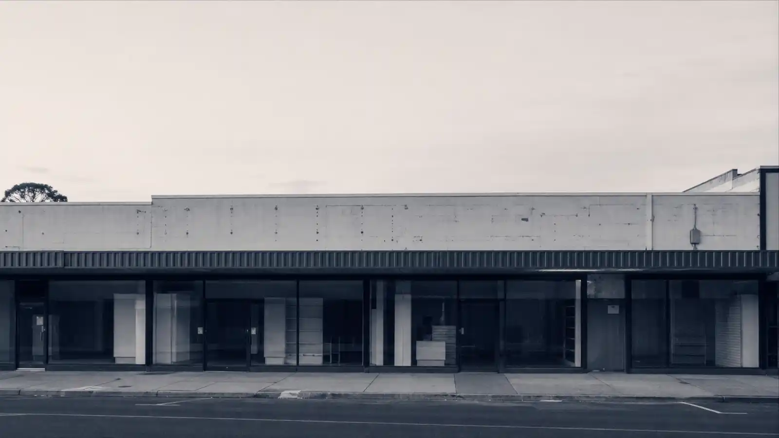 Empty commercial shopfront between tenants, a building needing vacant commercial property insurance